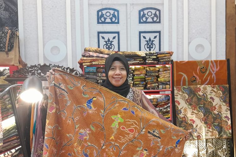 Yuli Astuti, Founder Muria Batik Kudus, Bersama produk batiknya di event INACRAFT 2024