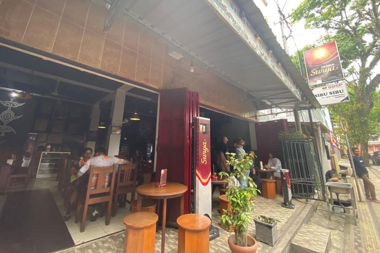 Rumah kopi Sibu-Sibu di Ambon, Maluku. 