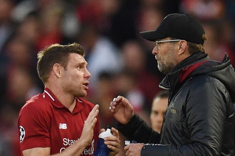 Juergen Klopp memberi instruksi kepada James Milner pada pertandingan Liverpool vs Barcelona dalam semifinal Liga Champions di Stadion Anfield, 7 Mei 2019. 