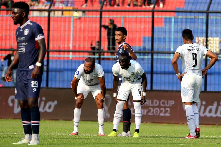 Pemain Arema FC Achmad Figo Ramadani menjaga dua pemain RANS Nusantara FC Arthur Bonai dan Makan Konate saat pertandingan pekan 6 Liga 1 2022-2023 yang berakhir dengan skor 4-2 di Stadion Kanjuruhan Kepanjen, Kabupaten Malang, Rabu (24/8/2022) sore.