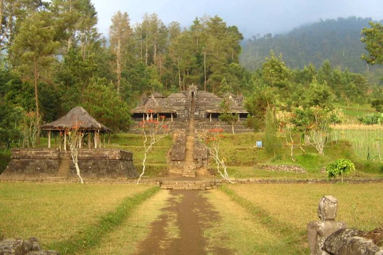 Candi Cetho sebagai salah satu bangunan yang memiliki struktur punden berundak