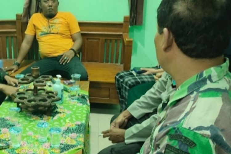 Oknum TNI AL Gadungan berinisial FH, saat diinterogasi petugas kepolisian sektor Purwosari, Bojonegoro, usai ditangkap warga karena bertamu ke rumah wanita hingga larut malam.