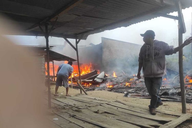 Kebakaran yang terjadi di Pasar Sipahutar, Desa Sabungan Nihuta, Kecamatan Sipahutar, Kabupaten Tapanuli Utara (Taput), Selasa (12/4/2022). Sedikitnya 7 kios hangus terbakar dan 2 kios lainnya harus dirusak paksa.