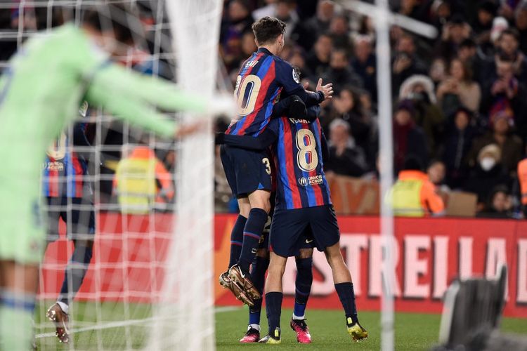 Para pemain Barcelona merayakan gol Pedri (kanan) ke gawang Getafe pada laga pekan ke-18 Liga Spanyol 2022-2023 di Stadion Camp Nou, Senin (23/1/2023) dini hari WIB.