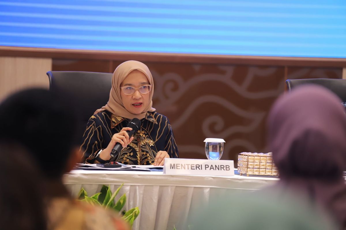 Menteri Pendayagunaan Aparatur Negara dan Reformasi Birokrasi (Menpan RB) Rini Widyantini dalam konferensi pers  di Kantor Kemendiktisaintek, Jakarta, Selasa, Selasa (15/4/2025). 