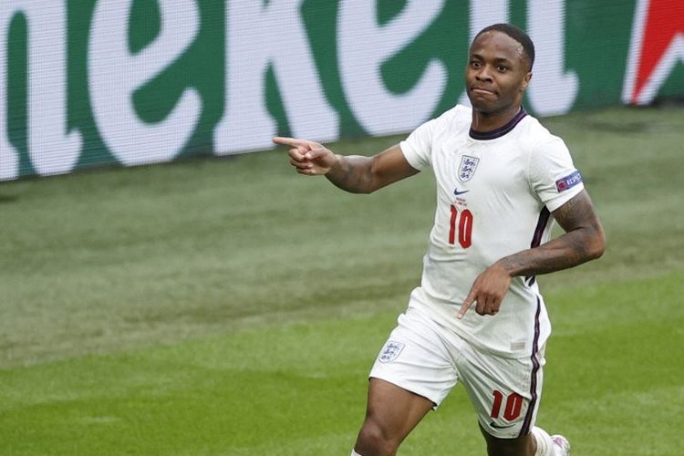 Penyerang Inggris, Raheem Sterling (kiri), berselebrasi setelah mencetak gol dalam laga babak 16 besar Euro 2020 antara Inggris vs Jerman di Stadion Wembley, Selasa (30/6/2021). 