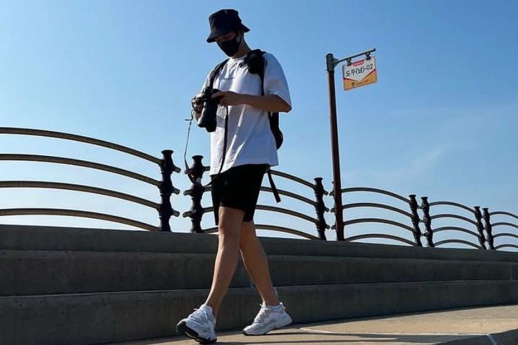 Gaya kasual Kim Soo Hyun dengan kaos putih dan celana pendek