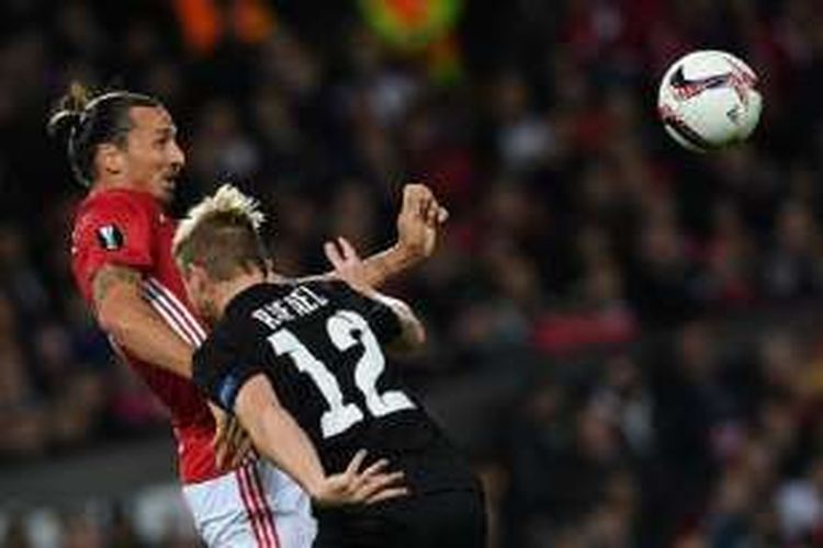Striker Manchester United, Zlatan Ibrahimovic, memenangi duel udara melawan bek Zorya, Rafael, pada pertandingan Liga Europa di Old Trafford, Kamis (29/9/2016). 