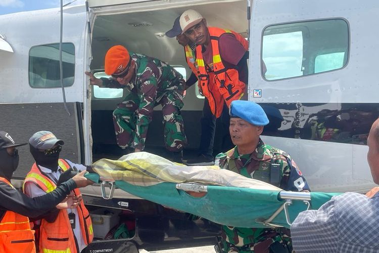 Korban penembakan yang dilakukan KKB di Beoga, Kabupaten Puncak, dievakuasi ke Kabupaten Mimika, Papua, Selasa (8/11/2022).
