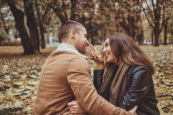 Ini Dia Bahasa Tubuh Wanita Ketika Jatuh Cinta Diam-Diam yang Harus Kamu Ketahui!