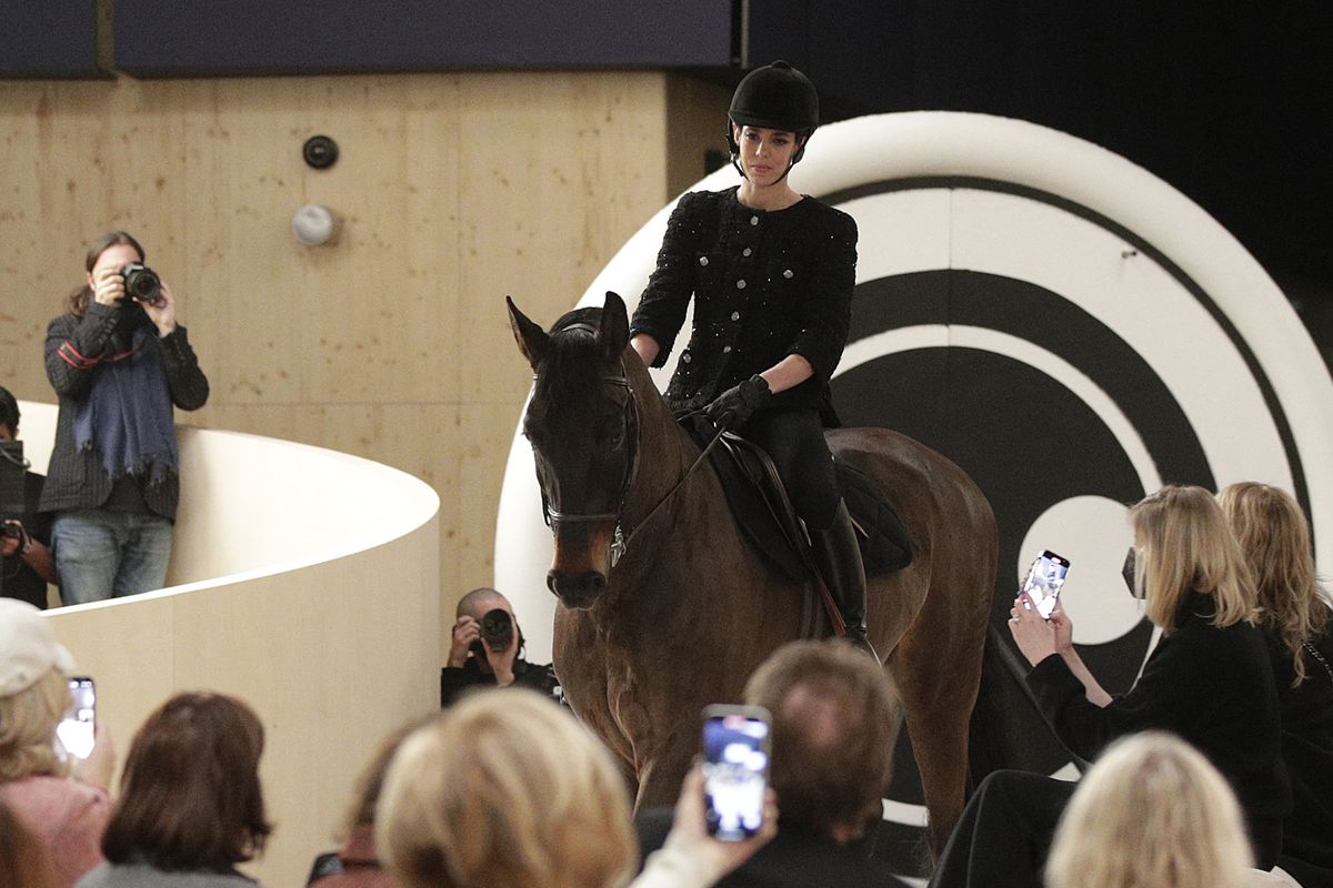 Charlotte Casiraghi mengendarai kuda di awal peragaan busana koleksi Chanel Haute Couture Spring-Summer 2022 di Paris pada 25 Januari 2022.

