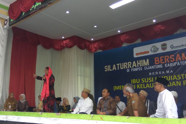 Menteri Perikanan dan Kelautan memaparkan sejumlah materi kepada santri Pondok Pesantren Cijantung, Kabupaten Ciamis, Senin (8/4/2019)