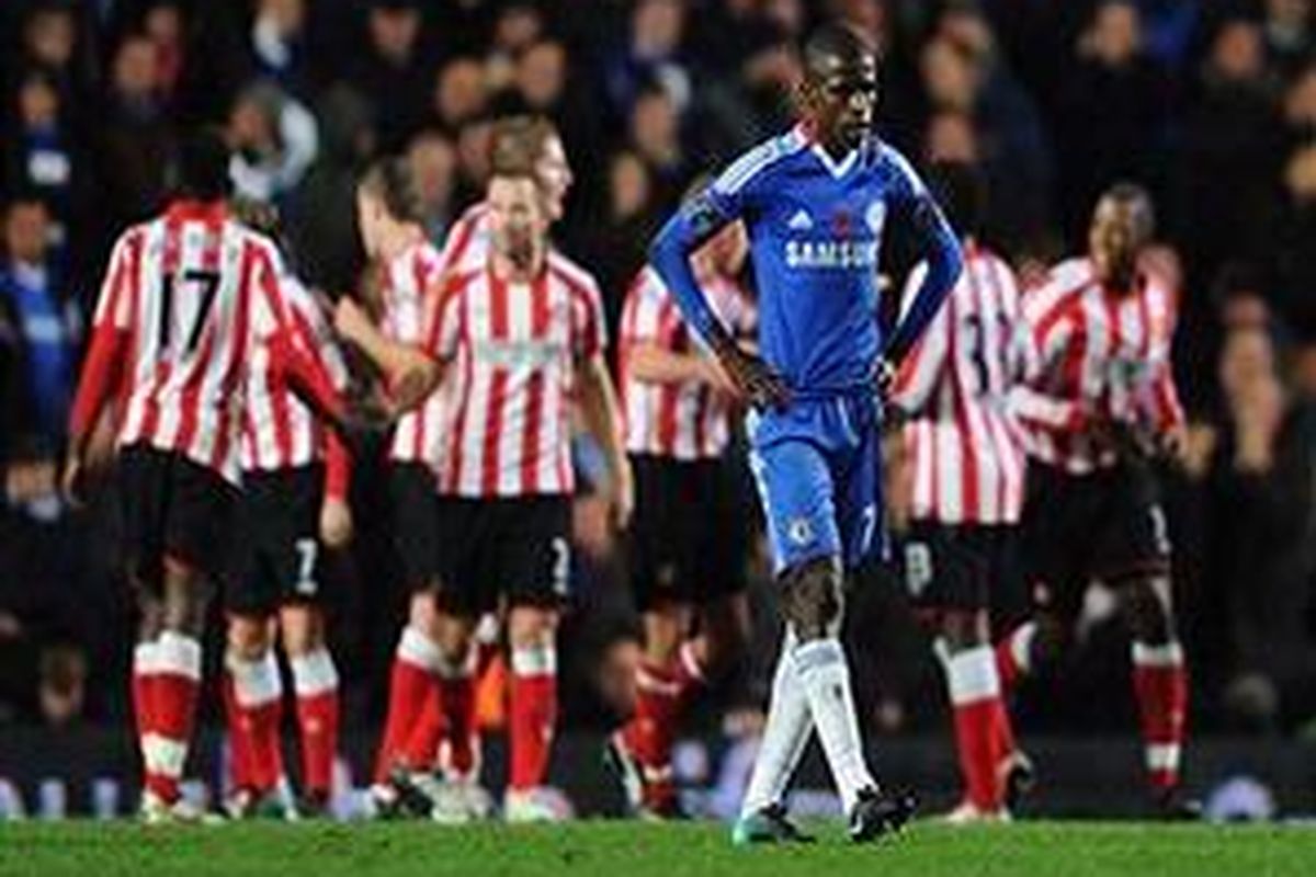 Pemain Chelsea, Ramires, lesu dan terpukul saat para pemain Sunderland merayakan gol mereka. Sunderland akhirnya menang 3-0.