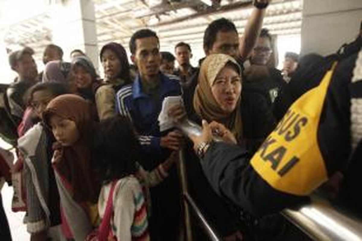 Para pemudik yang menggunakan kereta api berdesak-desakan saat memasuki peron di Stasiun Pasar Senen, Jakarta, Jumat (2/8/2013). Arus mudik di stasiun kereta api sudah mulai ramai sejak H-7 Lebaran, diperkirakan puncak arus mudik melalui stasiun akan terjadi pada 3-5 Agustus 2013.