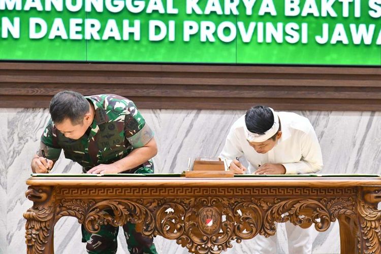 KSAD Jenderal TNI Maruli Simanjuntak dan Gubernur Jawa Barat Dedi Mulyadi menandatangani perjanjian kerja sama pembangunan Jawa Barat, Jumat (14/3/2025).