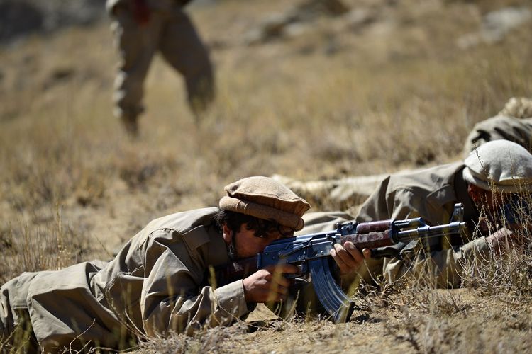 Anggota perlawanan dan mereka yang menentang Taliban berlatih menembak di Malimah, Distrik Dara di Lembah Panjshir, Afghanistan, pada 3 September 2021.