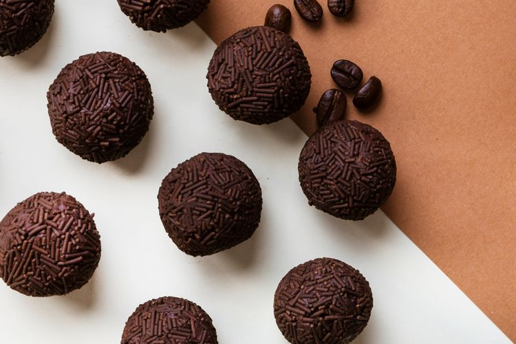 Ilustrasi truffle cokelat meses.