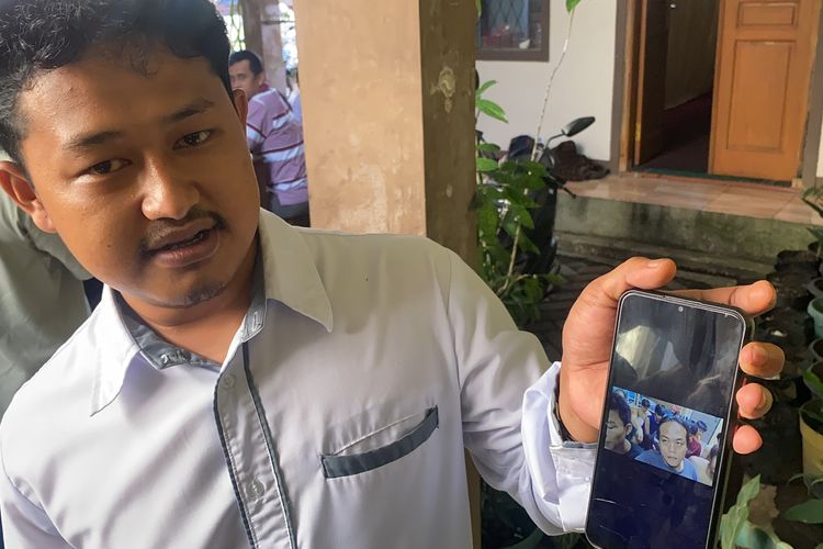 Muhammad Dania Ramadan (23 tahun) warga Kecamatan Kebonpedes, saat menunjukan vidio viral korban TPPO yang berasal dari Sukabumi. Selasa (11/9/2024)