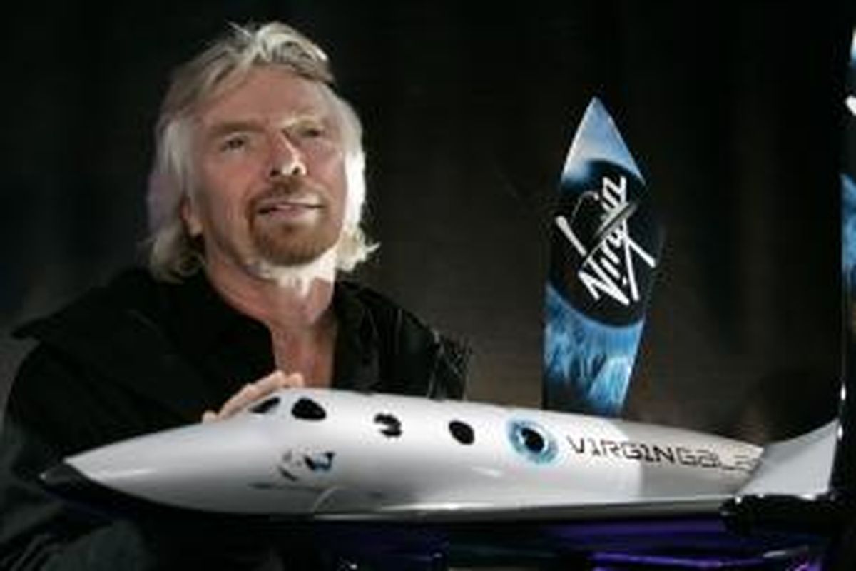 Foto ini diambil pada 23 Januari 2008, memperlihatkan Sir Richard Branson, pendiri Virgin Galactic, dengan model pesawat orbital Spaceship Two. Pesawta ini jatuh dalam uji coba terbang, Jumat (31/10/2014). 