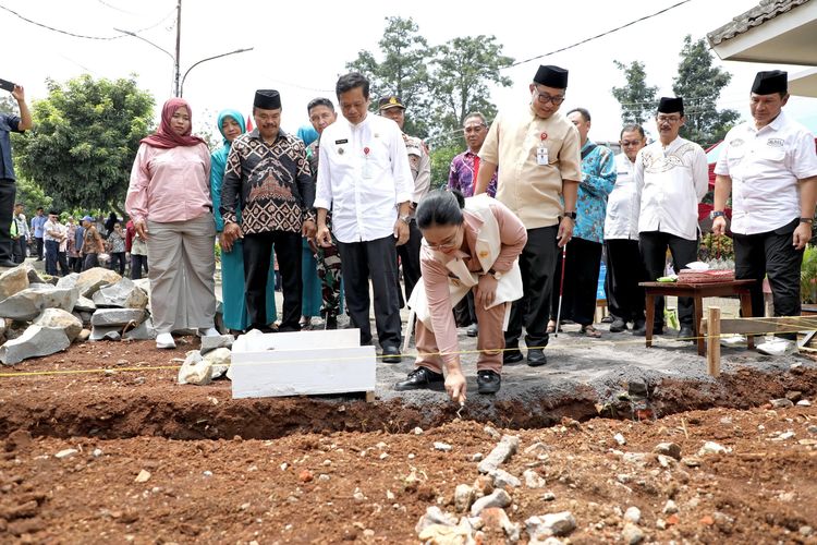 Walkot Semarang Agustina Wilujeng Pramestuti bersama Wawalkot Semarang Iswar Aminuddin hadir dalam peletakkan batu pertama pembangunan Rumah Inspirasi di Kantor Kecamatan Mijen, Kota Semarang, Jumat (14/3/2025).