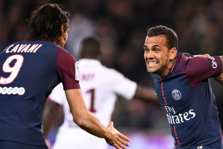 Pemain Paris Saint-Germain, Edinson Cavani dan Dani Alves, merayakan gol ketiga timnya ke gawang OGC Nice dalam laga Liga Prancis di Stadion Parc des Princes, Paris, pada 27 Oktober 2017.