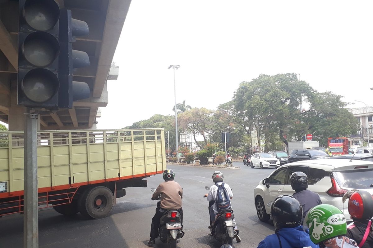 Lampu lalu lintas (traffic light di persimpangan Pangkalan Jati, Jalan Raya Kalimalang, Duren Sawit, Jakarta Timur, tidak berfunsi, Jumat (27/9/2019).