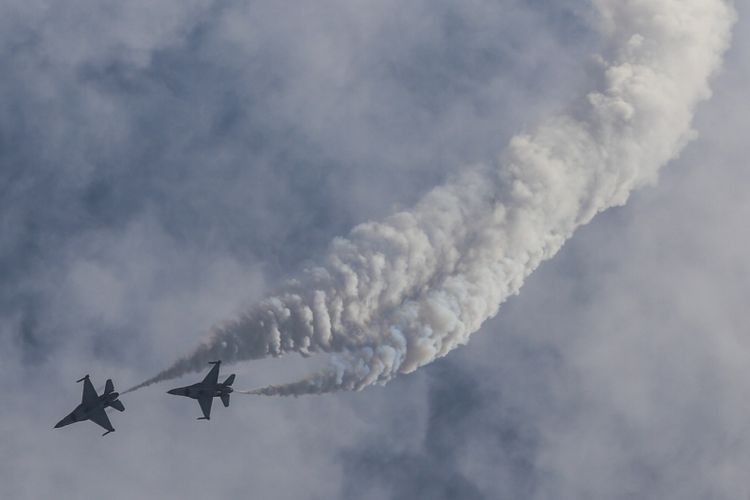 Pesawat tempur melakukan atraksi pada Singapore Airshow 2018 di Changi, Singapura, Sabtu (10/2/2018). Singapore Airshow 2018 merupakan ajang pameran tahunan terbesar bagi industri penerbangan di kawasan Asia yang diselenggarakan setiap dua tahun sekali dan berlangsung pada 6-11 Februari 2018.