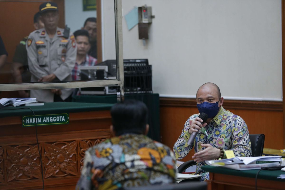 Terdakwa kasus peredaran narkotika jenis sabu Irjen Teddy Minahasa menyampaikan pertanyaan pada saksi ahli BNN Komjen Pol (Purn) Ahwil Loetan di Pengadilan Negeri Jakarta Barat, Senin (6/3/2023). Jaksa penuntut umum (JPU) menghadirkan dua ahli dalam sidang kali ini.