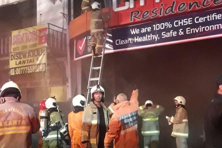 Hotel City Icon Residence di Mangga Besar mengalami kebakaran dugaan penyebab akibat korsleting listrik pada satu ruangan kamar di lantai dua, Minggu (13/3/2022).