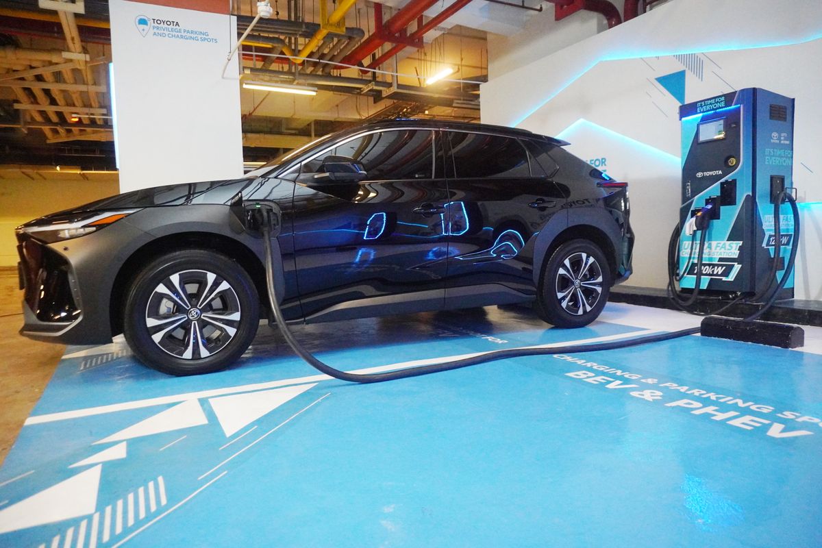 TAM Hadirkan Privilege Parking dan Charging Station Pertama untuk EV Toyota di Mall?Direktur Utama PT Toyota-Astra Motor (TAM) Hiroyuki Ueda (kiri), Wakil Presiden Direktur TAM Henry Tanoto (kedua kanan), disaksikan CEO Agung Sedayu Group Alexander H. Kusuma (kedua kiri) dan CMO ASHTA Frans Kurnia Arsianto (kanan) tengah melakukan pengisian daya listrik ke Toyota bZ4X, saat meresmikan area privilege parking dan charging station untuk electrification vehicle (EV) Toyota, di ASHTA District Mall, Jakarta Selatan, Selasa (3/10). Keberadaan area privilege parking dan charging station pada mall yang berlokasi di pusat kawasan bisnis Jakarta merupakan wujud komitmen Toyota untuk menghadirkan ekosistem yang mendukung mobilitas kendaraan elektrifikasi yang terdiri dari Battery Electric Vehicle (BEV), Plug-in Hybrid Electric Vehicle (PHEV), dan Hybrid Electric Vehicle (HEV) Toyota sebagai bagian dari Total Mobility Solution yang lengkap dan berkelanjut