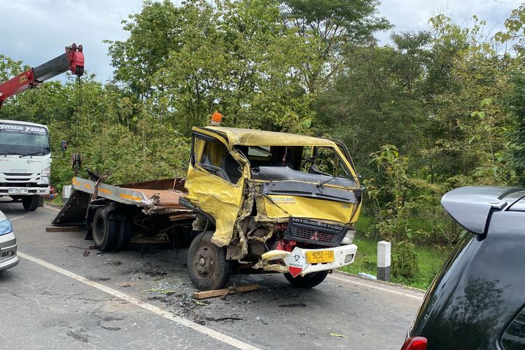 Kondisi truk pengangkut limbah rumah sakit ringsek setelah terjun ke parit usai bertabrakan dengan truk box di ruas jalan Wonogiri ? Sukoharjo tepatnya sebelah selatan Jembatan Nambangan perbatasan Wonogiri ? Sukoharjo, Jumat  (29/11/2024)