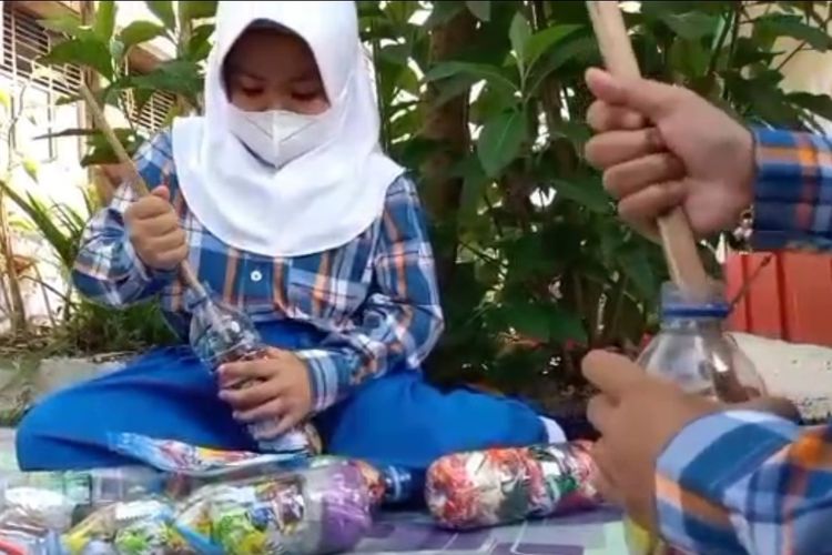 Siswa SDN Sukatani Cianjur sedang mengerjakan media ecobrick yang memanfaatkan limbah plastik