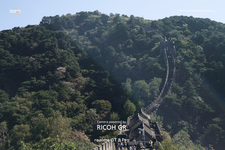 Pemandangan The Great Wall yang diabadikan lewat kamera ponsel Realme GT 8 Pro x Ricoh dengan tone klasik Standar. 