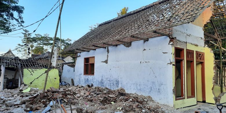 Rumah milik Pujiati (50) di Desa Majangtengah, Kecamatan Dampit, Kabupaten Malang yang ambruk akibat gempa, Minggu (11/4/2021).