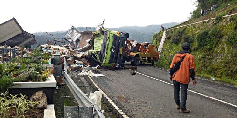 Truk muatan minuman isotonik mengalami kecelakaan tunggal di jalan tembus Tawangmangu Kabupaten Karanganyar, Jumat (22/1/2021). 