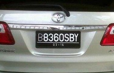 Xotinining kokraklariga teginish Tor jinsi shim kiygan qiz porno tomosha qilmoqda