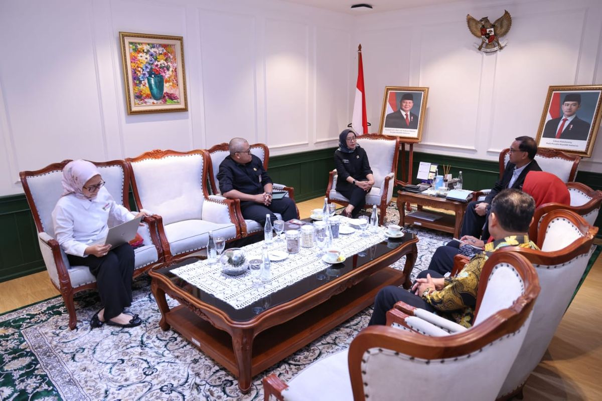 Menteri Pendayagunaan Aparatur Negara dan Reformasi Birokrasi (PANRB) Rini Widyantini saat menerima audiensi Kepala Arsip Nasional RI (ANRI) Mego Pinandito di Kantor Kementerian PANRB, Jakarta, Selasa (16/12/2025).