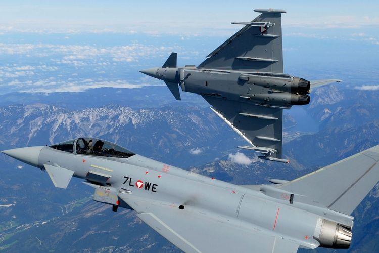 Pesawat tempur Eurofighter Typhoon milik AU Austria.