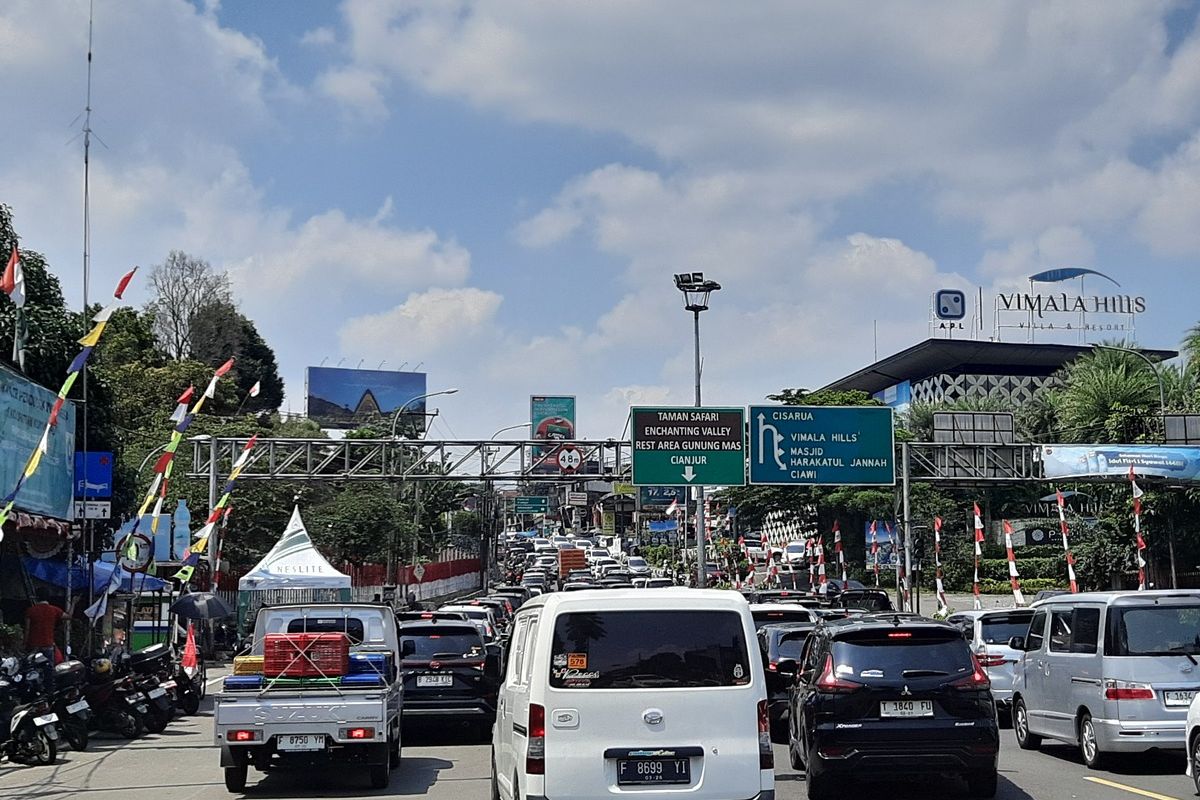 Situasi arus lalu lintas menuju kawasan wisata Puncak Bogor, Jawa Barat, padat akibat antrean kendaraan menuju kawasan wisata Puncak Bogor, Jawa Barat, saat libur HUT ke-80 RI, Minggu (17/8/2025) siang. Situasi tersebut terjadi akibat antrean kendaraan yang hendak masuk ke kawasan wisata Puncak Bogor jelang cuti bersama.