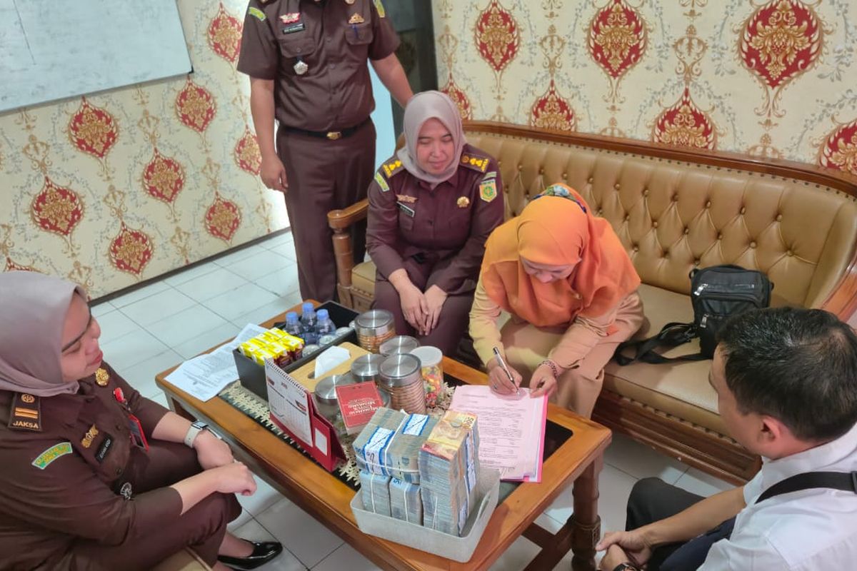 Bertepatan Hari Anti Korupsi Sedunia, keluarga terdakwa kasus dugaan korupsi PKBM sedang mengembalikan uang kerugian negara senilai Rp. 277 juta di Kejaksaan Negeri Kota Pasuruan, Selasa (9/12/2025). 