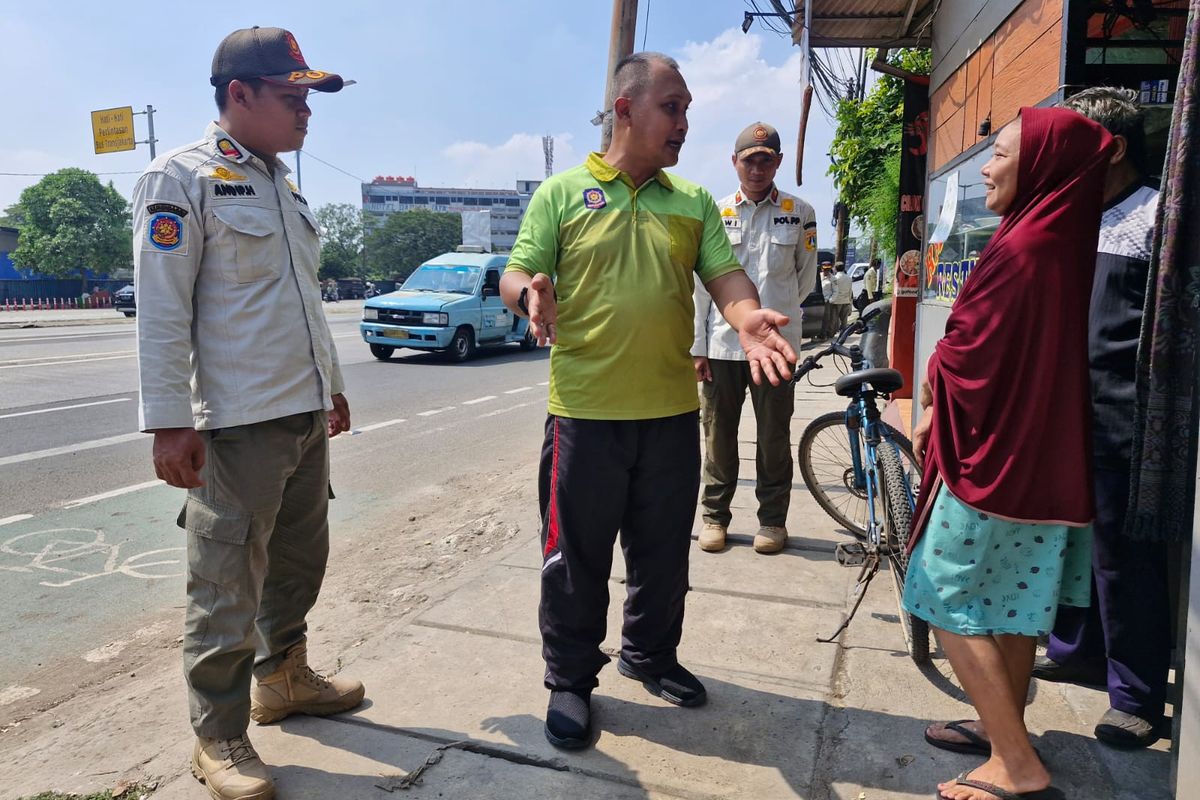 Petugas Satuan Polisi Pamong Praja (Satpol PP) Kecamatan Pulogadung, Jakarta Timur, menegur sejumlah pedagang kaki lima (PKL) yang berjualan di atas trotoar di sepanjang Jalan Perintis Kemerdekaan Pulogadung, Jumat (7/6/2024).