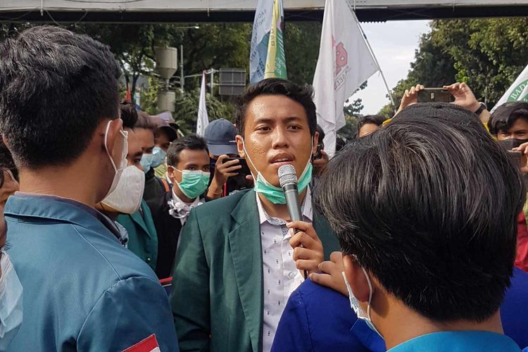 Koordinator BEM SI, Remy Hastian, melakukan pembacaan ultimatum bagi Presiden Joko Widodo pada Selasa (20/10/2020). Ultimatum tersebut menuntut Presiden untuk menerbitkan wamtu dalam waktu 8x24jam