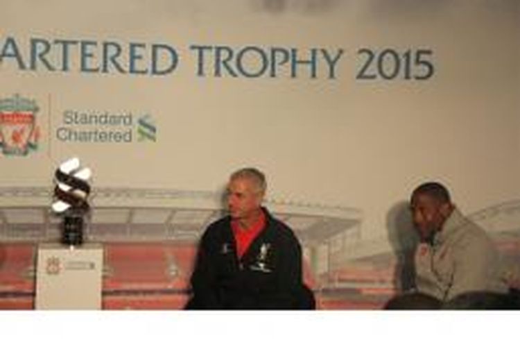 Dua legenda Liverpool, Ian Rush (kiri) dan John Barnes, saat jumpa pers menjelang putaran final Standard Chartered Trophy 2015 di Anfield, Jumat (8/5/2015).