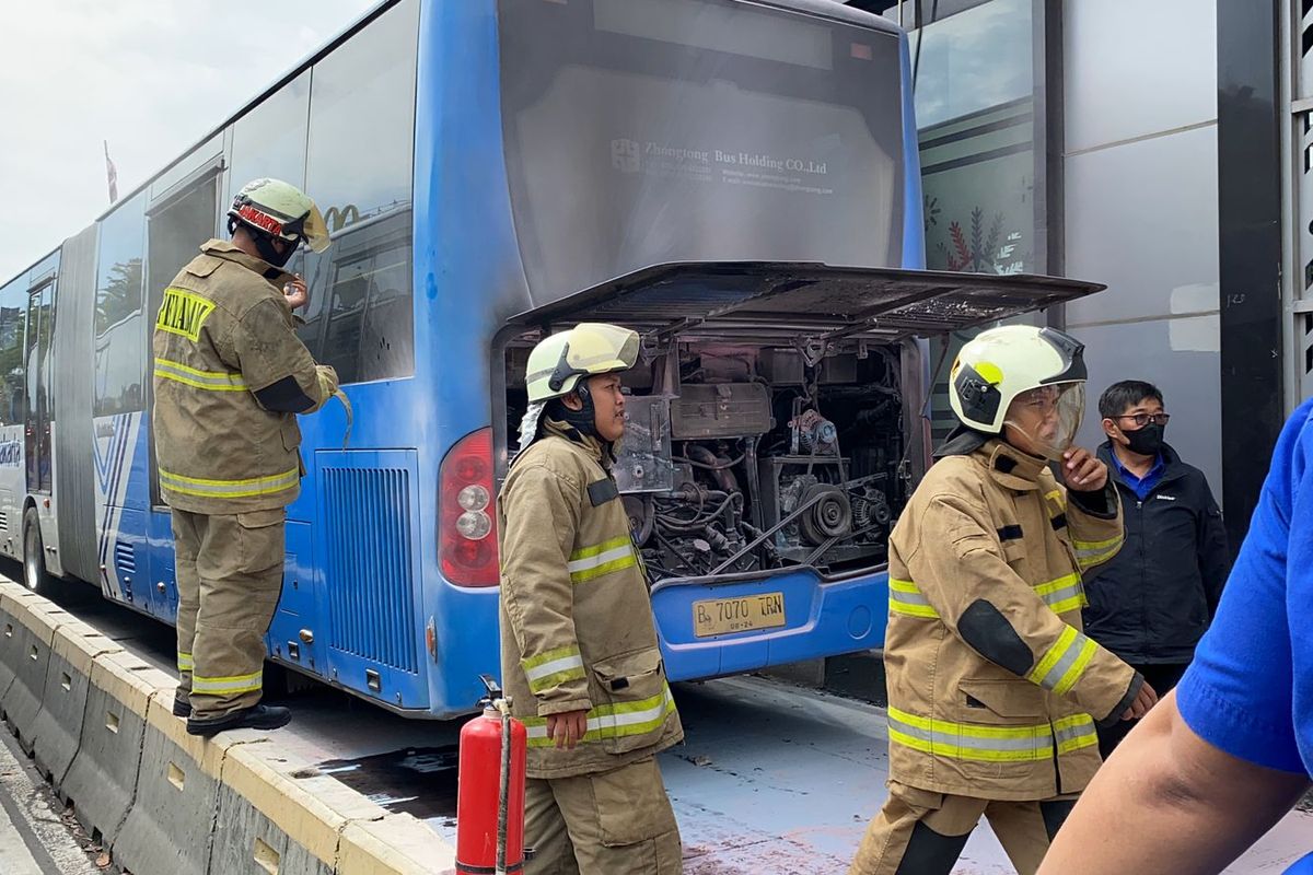 Satu unit bus gandeng TransJakarta yang mengalami kebakaran pada kabin mesin pada Rabu (9/11/2022) di Halte Bus Pemuda Rawamangun.