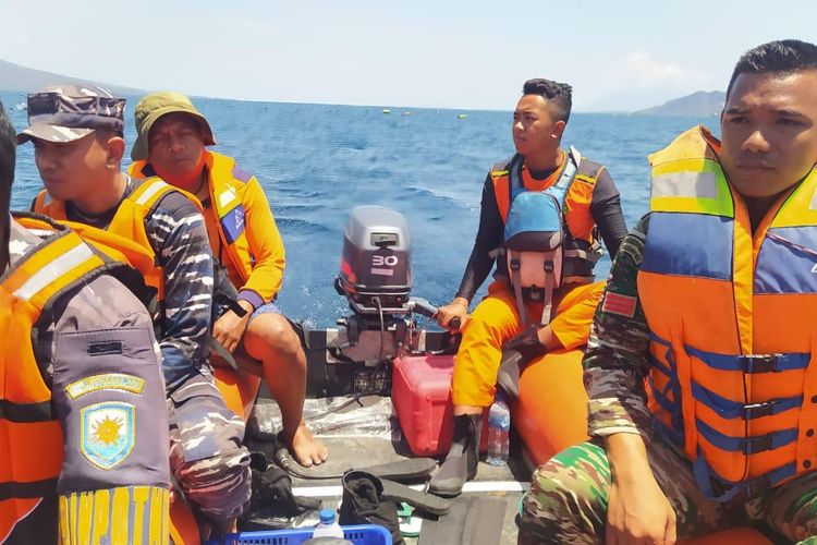 Tim SAR melakukan pencarian seorang pria hilang terseret arus Pantai Loang, Kabupaten Lembata, Sabtu (18/11/2023).