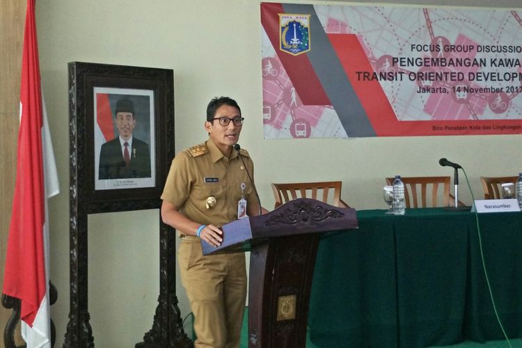 Wakil Gubernur DKI Jakarta Sandiaga Uno saat membuka focus group discussion (FGD) tentang pengembangan kawasan transit oriented development (TOD) di Balai Kota DKI Jakarta, Selasa (14/11/2017).