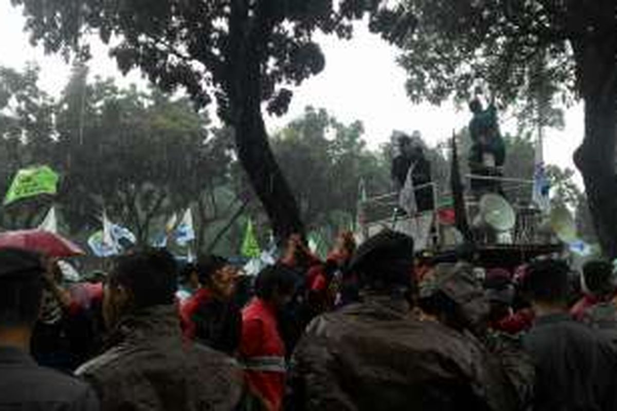 Massa buruh dari Konfederasi Serikat Pekerja Indonesia (KSPI) berunjuk rasa di depan Balai Kota DKI Jakarta, Senin (21/11/2016). Dalam aksinya, mereka menuntut agar upah minimum provinsi (UMP) 2017 direvisi dari Rp 3,3 Juta menjadi Rp 3,8 Juta.