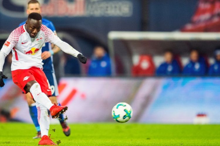 Gelandang RB Leipzig, Naby Keita, mencetak gol dalam laga Liga Jerman kontra Schalke 04 di Leipzig, Jerman, pada 13 Januari 2018.
