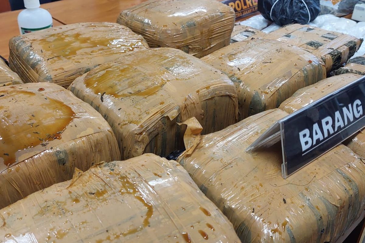 Paket berisi ganja berlumur cairan tak dikenal yang diduga lolos alat detektor narkoba di Mapolres Metro Jakpus, Jumat (15/9/2023). (KOMPAS.com/XENA OLIVIA)