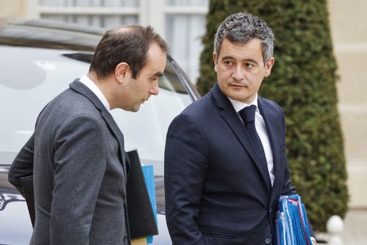 Menteri Dalam Negeri Perancis Gerald Darmanin (kanan) dan Menteri Luar Negeri Perancis Sebastien Lecornu meninggalkan rapat kabinet mingguan di Istana Kepresidenan Elysee di Paris pada 22 Desember 2021. 
